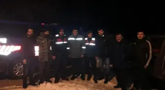 Uşak'ta karda mahsur kalan 5 kişiyi jandarma kurtardı