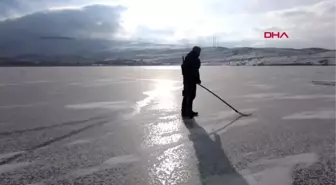 Ardahan çıldır gölü'nde eskimo usulü balık avlıyorlar