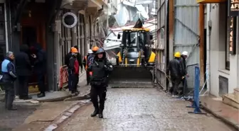 Beyoğlu'nda çöken binanın enkazı kaldırılıyor