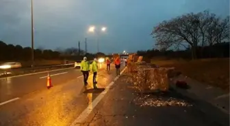 Büyükçekmece TEM'de kağıt balyaları yola devrildi, trafik yoğunluğu oluştu