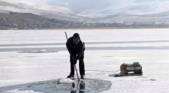 Çıldır Gölü'nde Eskimo usulü balık avlıyorlar