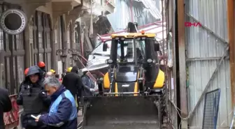 İstanbul-beyoğlu'nda çöken binanın enkazı kaldırılıyor