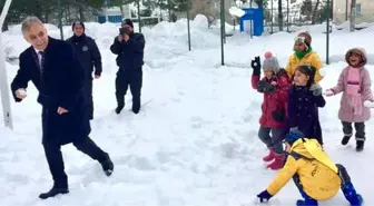 'Birader öğretmen misin' sözleriyle gündem olan Vali, öğrencilerle kar topu oynadı