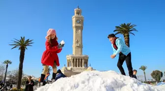 İzmir'e kar 'kamyonlarla' geldi