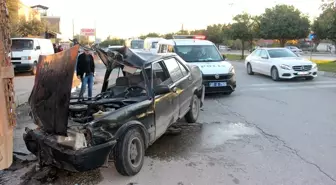 Kamyonete çarpan otomobildeki 2'si çocuk 3 kişi yaralandı