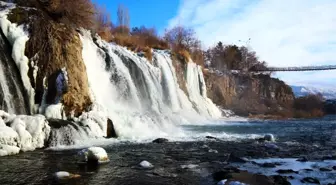 Muradiye Şelalesi kısmen dondu