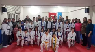 Taekwondo sporcuları kuşak bağladı