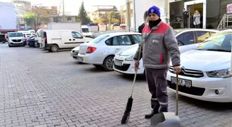 İzmir'de temizlik işçisi bulduğu para dolu cüzdanı polise teslim etti