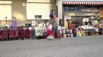 Temizlik işçisi bulduğu para dolu cüzdanı polise teslim etti