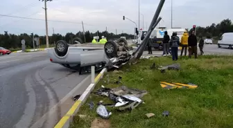 Burhaniye'de çarpışan iki otomobilden biri ters döndü: 5 yaralı