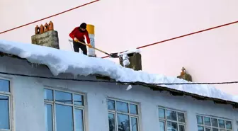 Hadim'de çatılar kardan temizleniyor