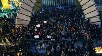 İran'daki protestolarda eylemcilerin ABD ve İsrail bayraklarına basmaması dikkat çekti