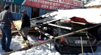 Kar birikintisine dayanamayan garaj çöktü