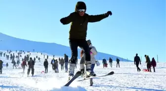 Karacadağ'da, davullu zurnalı kayak