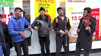 Dilenerek değil vatandaşı eğlendirerek para kazanıyorlar