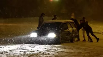 Karlı yollar kimilerine çile olurken kimilerine eğlence oldu