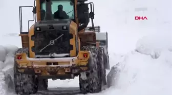 Yolu kardan kapalı köydeki hasta için ekipler seferber oldu