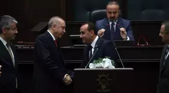 Cumhurbaşkanı Erdoğan, İYİ Parti'den AK Parti'ye geçen belediye başkanına rozet taktı