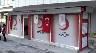 İhtiyaç sahiplerinin yüzünü 'Kızılay Giyim Mağazası' güldürecek