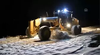 Ağrı'nın 2 bin rakımlı dağ köyü yollarını kar timleri ulaşıma açtı