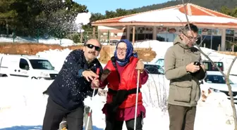 Görme engelliler kar topu oynamanın mutluluğunu yaşadı