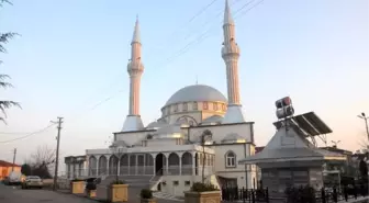 Hasta yakınları caminin misafirhanesinde konaklıyor