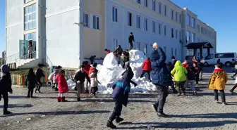 Adıyaman'da öğrenciler okul bahçesine taşınan karla sevindi