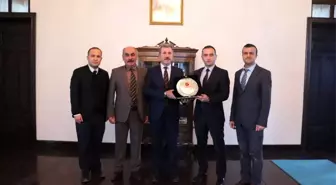 Kaymakam Öztürk'e spora verdiği desteklerden teşekkür plaketi