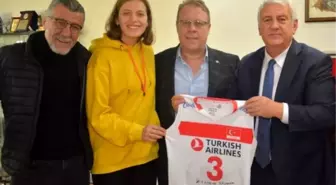 Milli voleybolcu Cansu Özbay İzmir esnafının da gururu