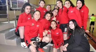 Isparta Spor Liseli sultanlar futsalda şampiyon oldu