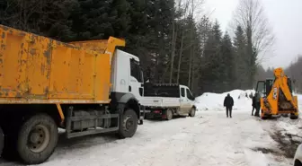 Karne alan öğrenciler, muhtarın yayladan taşıttığı karla çifte sevinç yaşadı