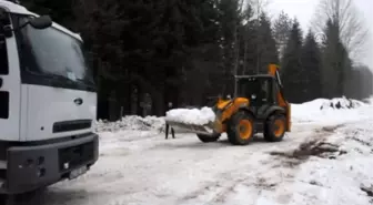 Karne alan öğrenciler, muhtarın yayladan taşıttığı karla çifte sevinç yaşadı