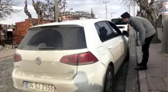 Namaz kıldığı sırada otomobilinden telefon ve tabletini çaldılar