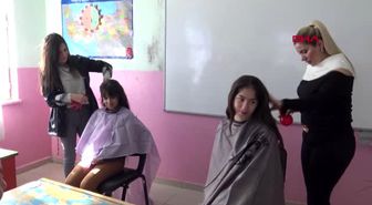Şırnak sınır köylerindeki kız çocukların kuaför sevinci
