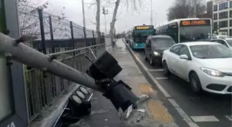 Üsküdar'da servis midibüsü elektrik direğine çarptı; trafikte yoğunluk oluştu