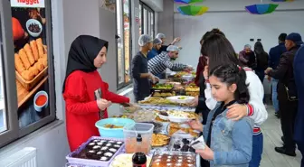 Yozgat Valisi Çakır, makam aracındaki Türk bayrağını öpen öğrenciyi kabul etti