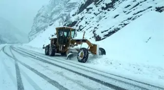 Hakkari'de kar nedeniyle 141 köy ve mezra yolu kapandı (2)