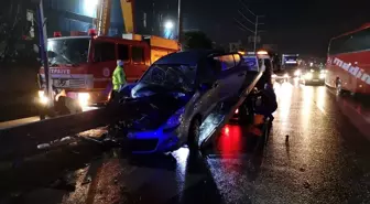 Kocaeli'de bariyerin saplandığı otomobilin sürücüsü yaralandı