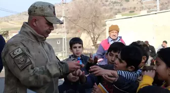 Türk Kızılay ekipleri ve jandarma köylerdeki çocukların yüzünü güldürdü