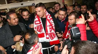 Antalyaspor'un anlaştığı Lukas Podolski kente geldi