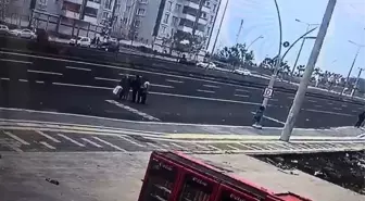 Karşıya geçerken aracın altında kalan şahıs ağır yaralandı