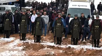 Şehit cenazesinde bir grup genç, üşümesinler diye montlarını askerlere giydirdi