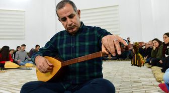 TÜRKİYE'NİN YAŞAYAN İNSAN HAZİNELERİ - Dertli Divani 'hazinesi'ni gençlerle paylaşıyor
