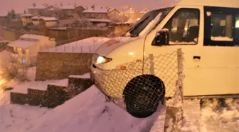 Direksiyon başında kalp krizi geçirdi, minibüs tellere asılı kaldı