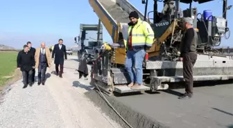 Manisa'da kışa rağmen yol yapım çalışmalarına devam ediyor