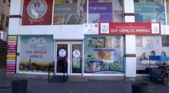 Hediye ettikleri bez bebeklerle köy çocuklarını sevindiriyorlar