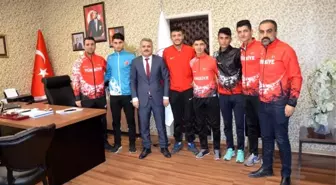 Başarılı atletlerden Gençlik Spor İl Müdürü Kayhan'a ziyaret