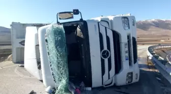 Dinar'da kontrolden çıkan tır bariyerlere çarparak durabildi: 2 yaralı