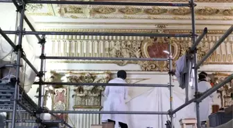 Dolmabahçe Sarayı'nın duvarından asırlık gazete çıktı