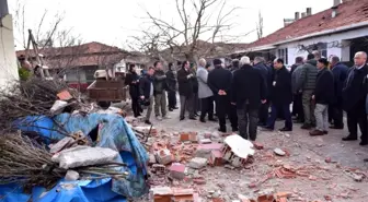 Deprem Akhisar ve Kırkağaç'taki binalarda hasara neden oldu